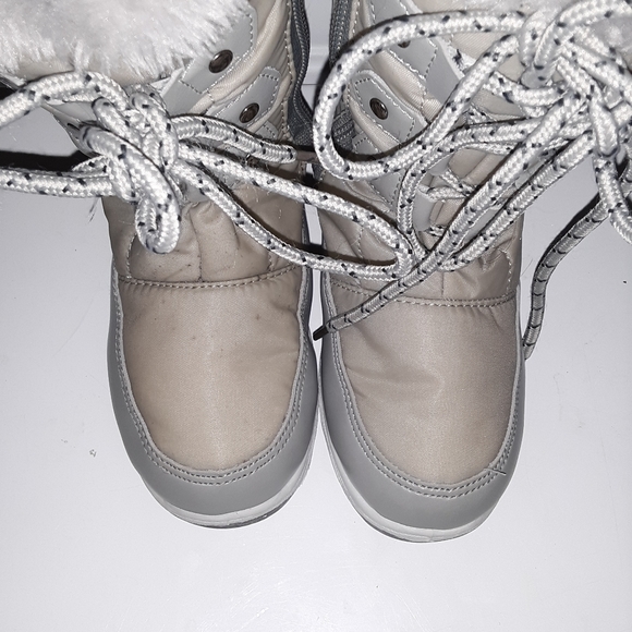 Size 11 kids snow boots - Picture 3 of 8